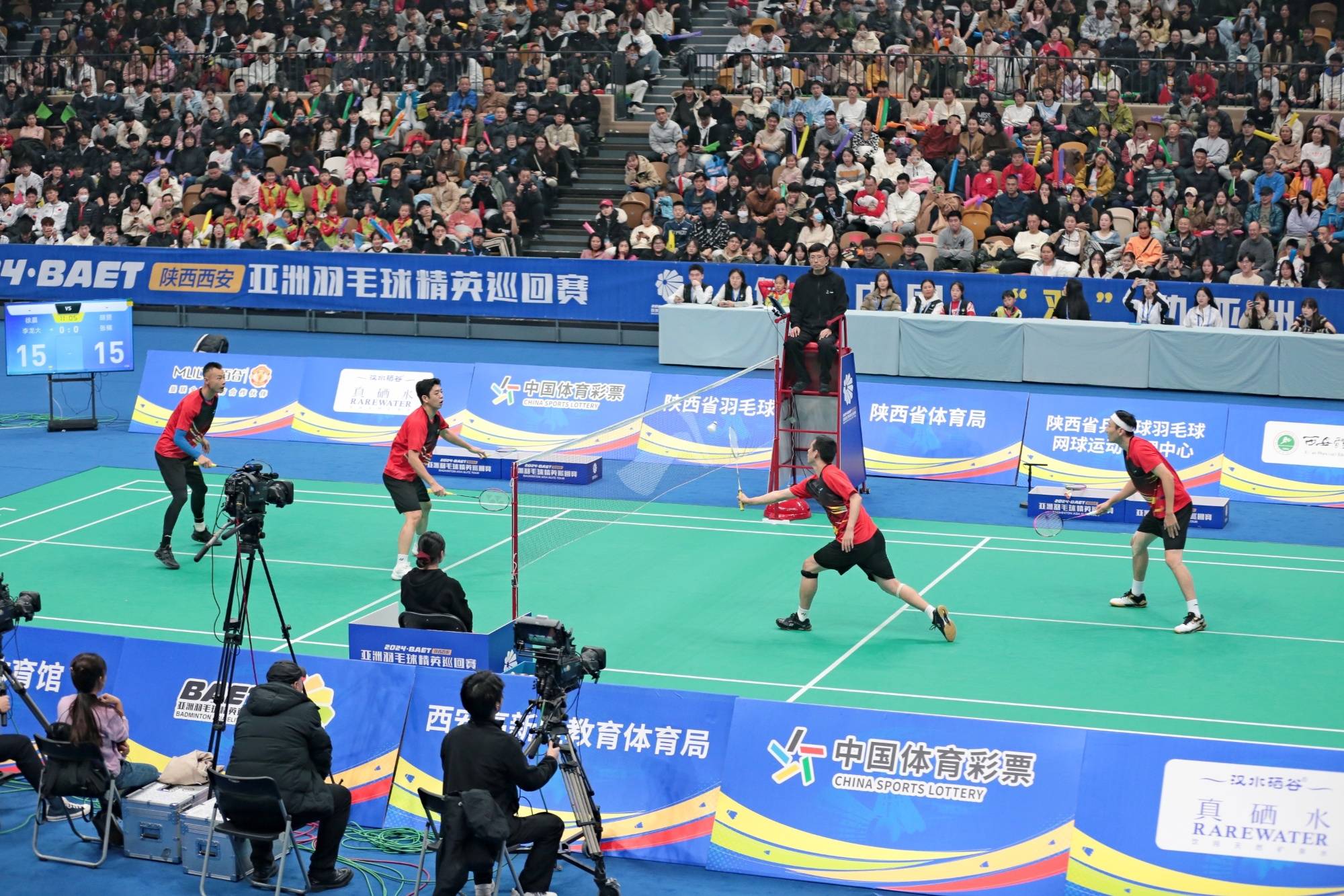 jiu you-JackeyLove重返赛场，反败为胜首场状态出色，巴塞罗那观众沸腾！比赛高潮迭起的简单介绍-jiu you